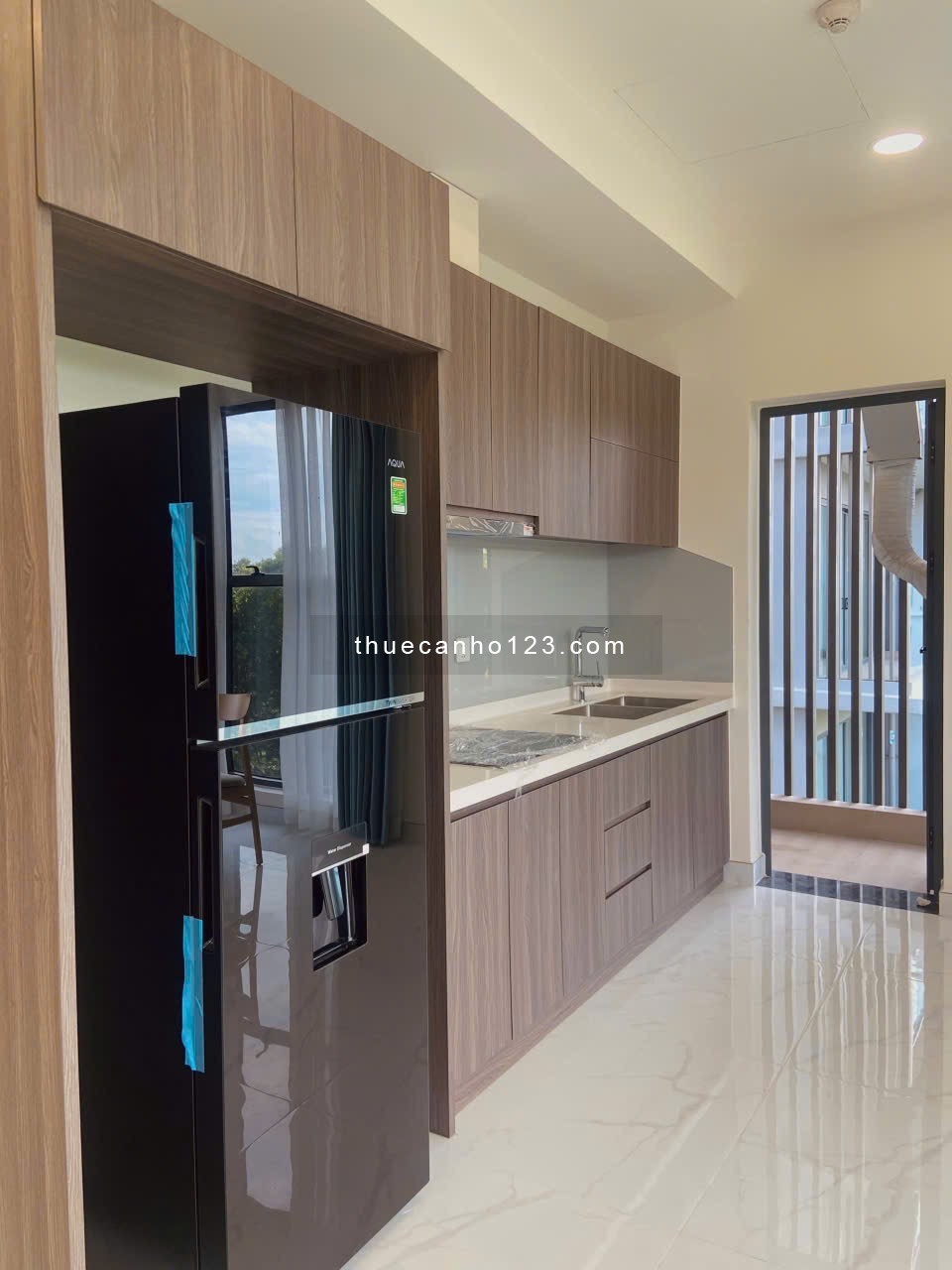 Cho thuê căn hộ 3PN 120m2 view hồ bơi Diamond Centery Celadon City, giá 19tr + ô xe hơi