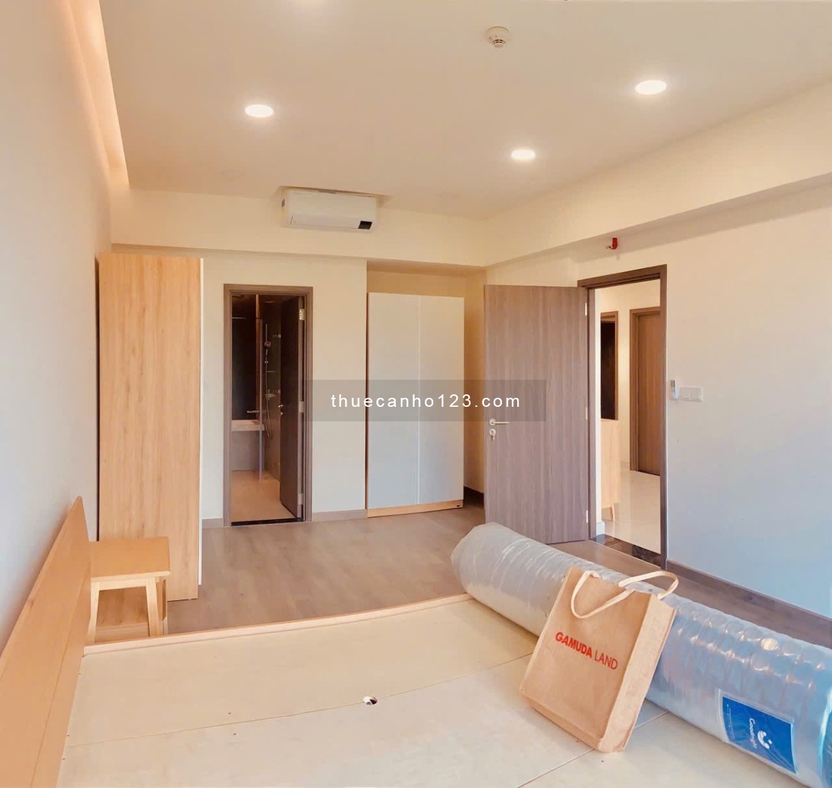 Cho thuê căn hộ 3PN 120m2 view hồ bơi Diamond Centery Celadon City, giá 19tr + ô xe hơi