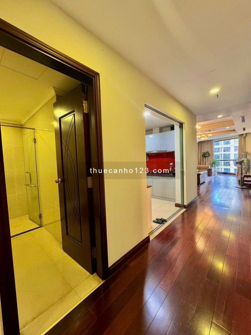 Cho thuê căn hộ 2PN phong cách gỗ trầm – Royal City