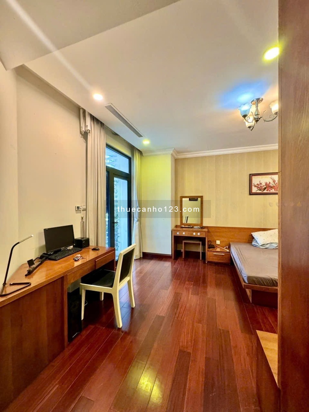 Cho thuê căn hộ 2PN phong cách gỗ trầm – Royal City
