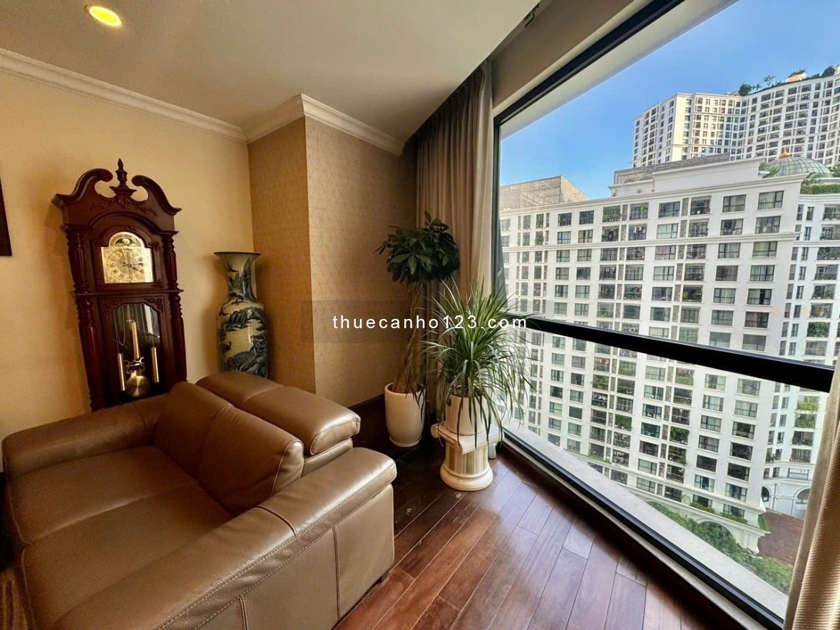 Cho thuê căn hộ 2PN phong cách gỗ trầm – Royal City