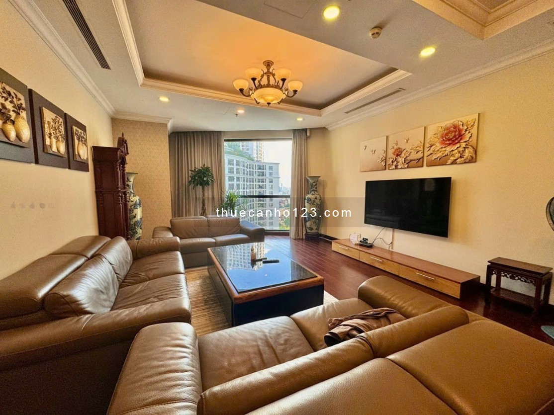 Cho thuê căn hộ 2PN phong cách gỗ trầm – Royal City