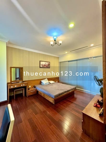 Cho thuê căn hộ 2PN phong cách gỗ trầm – Royal City