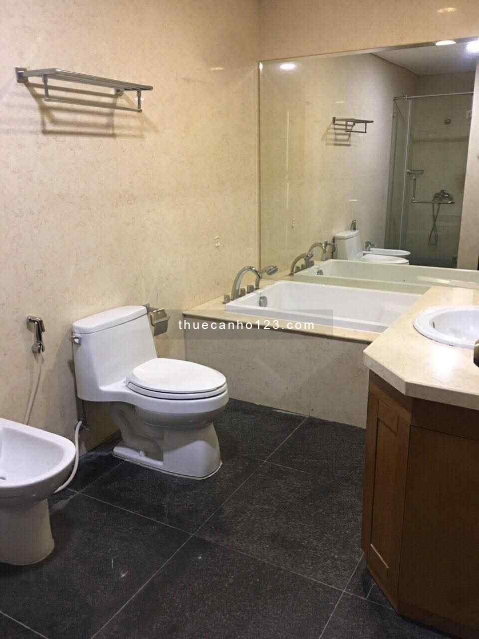 Cho thuê căn hộ góc Royal City – View quảng trường cực đẹp, lâu dài