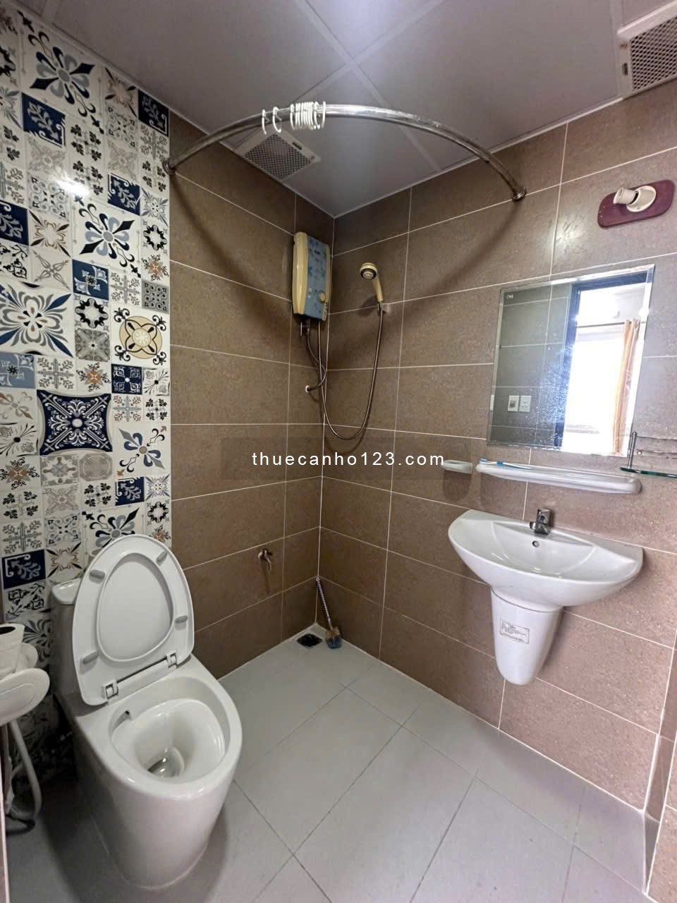 13tr5/tháng, C/c Screc, 90m2, 2PN, 2WC, Căn góc, ngay Trường Sa, Quận 3.