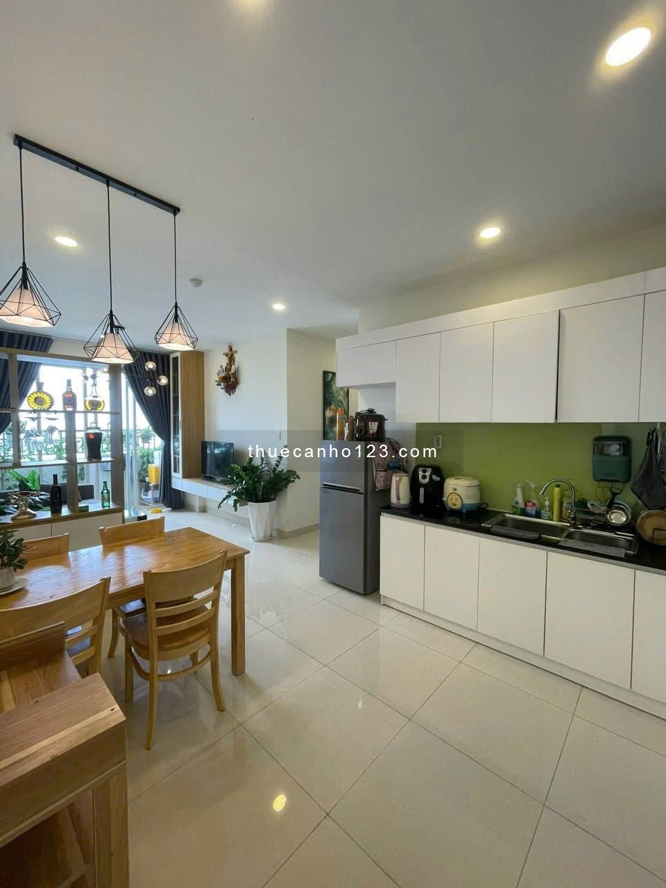 13tr5/tháng, C/c Screc, 90m2, 2PN, 2WC, Căn góc, ngay Trường Sa, Quận 3.