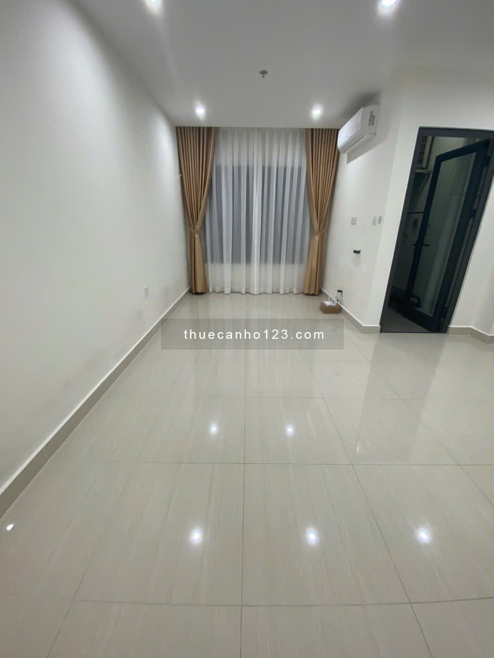 CHO THUÊ căn hộ Studio – Nhà trống có Kệ Bếp và Rèm – Giá thuê 5 triệu/tháng