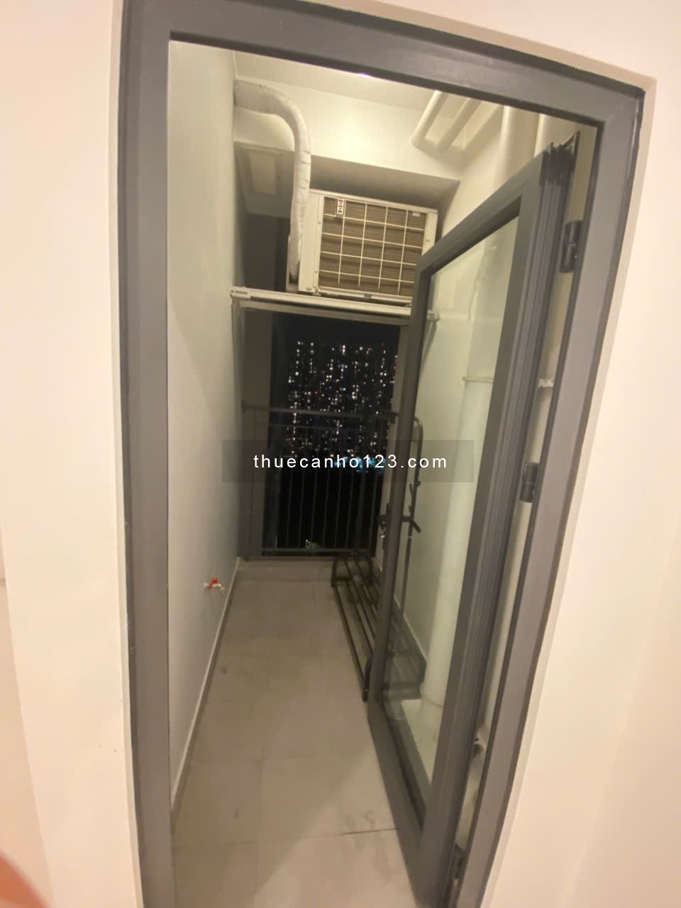 CHO THUÊ căn hộ Studio – Nhà trống có Kệ Bếp và Rèm – Giá thuê 5 triệu/tháng