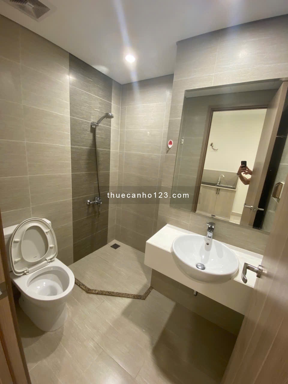 CHO THUÊ căn hộ Studio – Nhà trống có Kệ Bếp và Rèm – Giá thuê 5 triệu/tháng