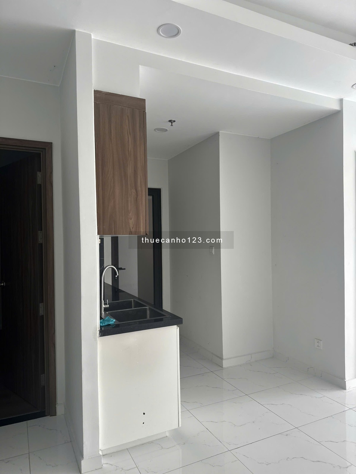 Opal Skyline cho thuê studio: 3tr8; 1PN 4,5tr; 2PN 5tr và 3PN 6tr, nhà trống ở ngay