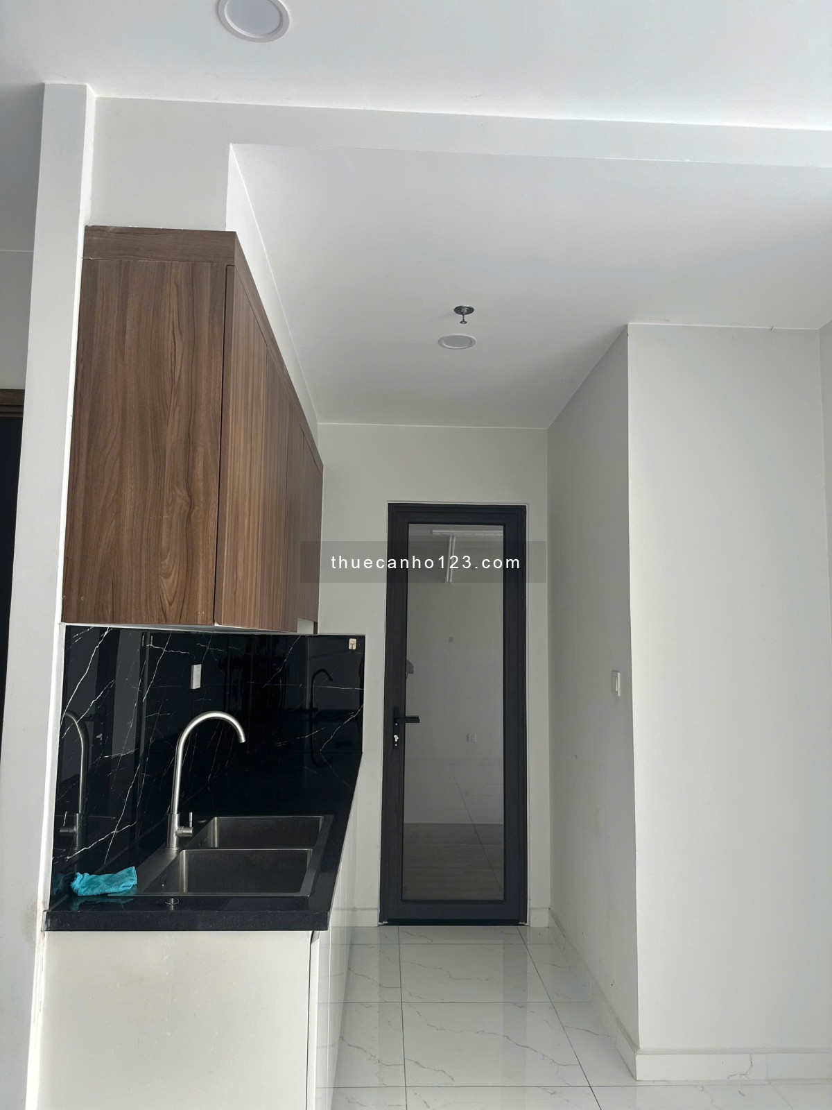 Opal Skyline cho thuê studio: 3tr8; 1PN 4,5tr; 2PN 5tr và 3PN 6tr, nhà trống ở ngay