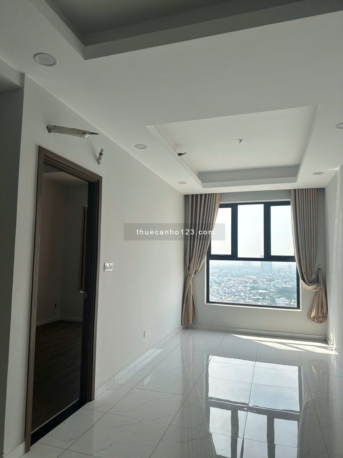 Opal Skyline cho thuê studio: 3tr8; 1PN 4,5tr; 2PN 5tr và 3PN 6tr, nhà trống ở ngay