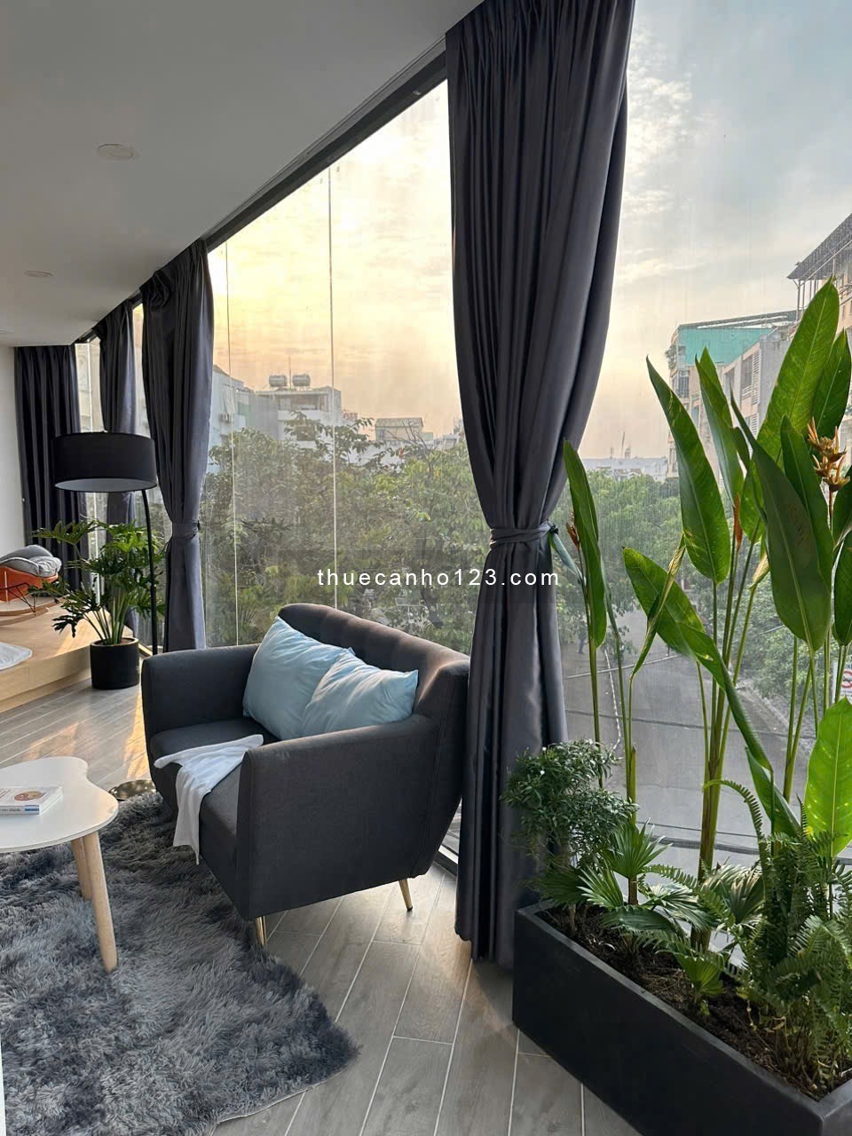 Căn Hộ View Kính Siêu Đẹp – Đầy Đủ Nội Thất – Thang Máy / Hầm Xe – Thuận Tiện Di Chuyển Trung Tâm