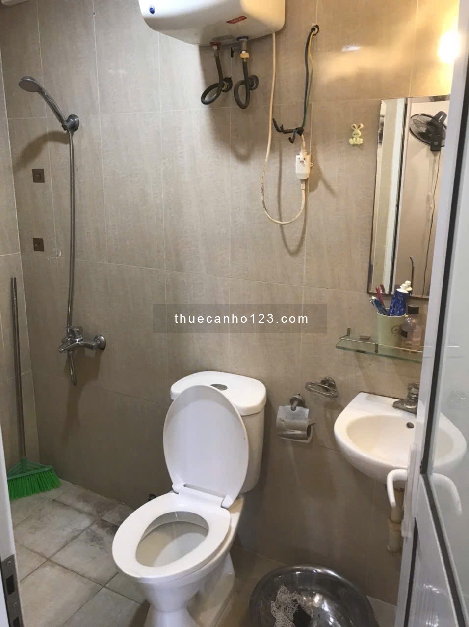 Chính chủ cho thuê căn chung cư Green star tại 234 Phạm Văn Đồng, 2 PN 2 VS đủ thiết bị 11.5tr