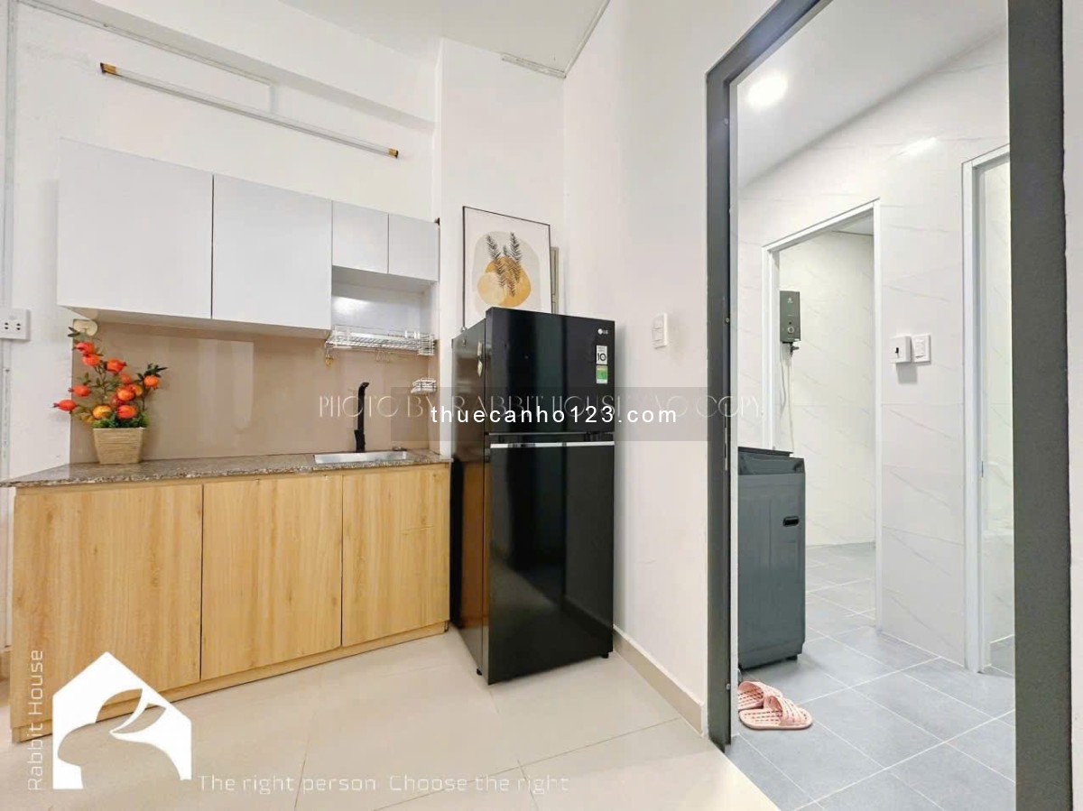 Cho thuê căn hộ ban công, full nội thất đường Nguyễn Trãi gần ngã sáu Phù Đổng, Quận 1