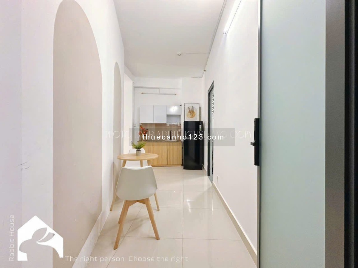 Cho thuê căn hộ ban công, full nội thất đường Nguyễn Trãi gần ngã sáu Phù Đổng, Quận 1