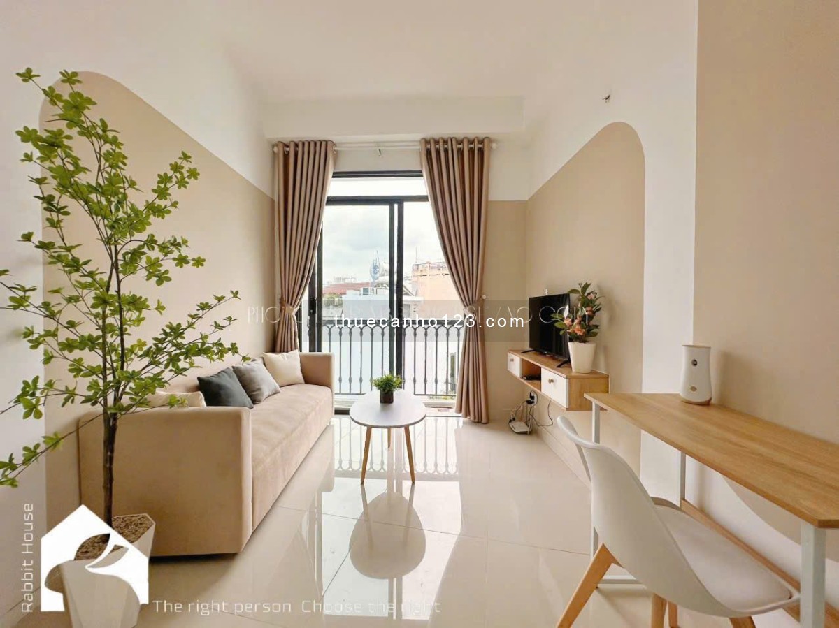 Cho thuê căn hộ ban công, full nội thất đường Nguyễn Trãi gần ngã sáu Phù Đổng, Quận 1