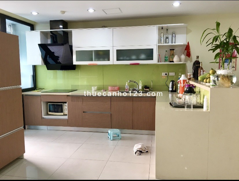 Cho thuê CH Golden Land 275 Nguyễn Trãi 130m, 3 ngủ, full, có slot oto 20 triệu. Lh 0918682528