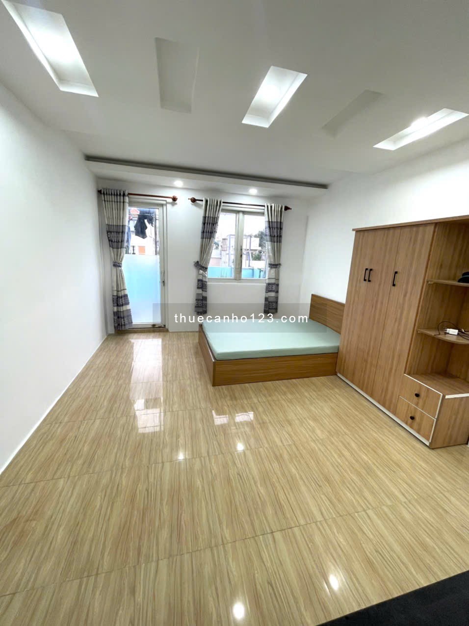 Cho thuê căn hộ Studio Ban công View xem pháo hoa Q4 gần ĐH Nguyễn Tất Thành, ĐH Luật, cầu Khánh Hội