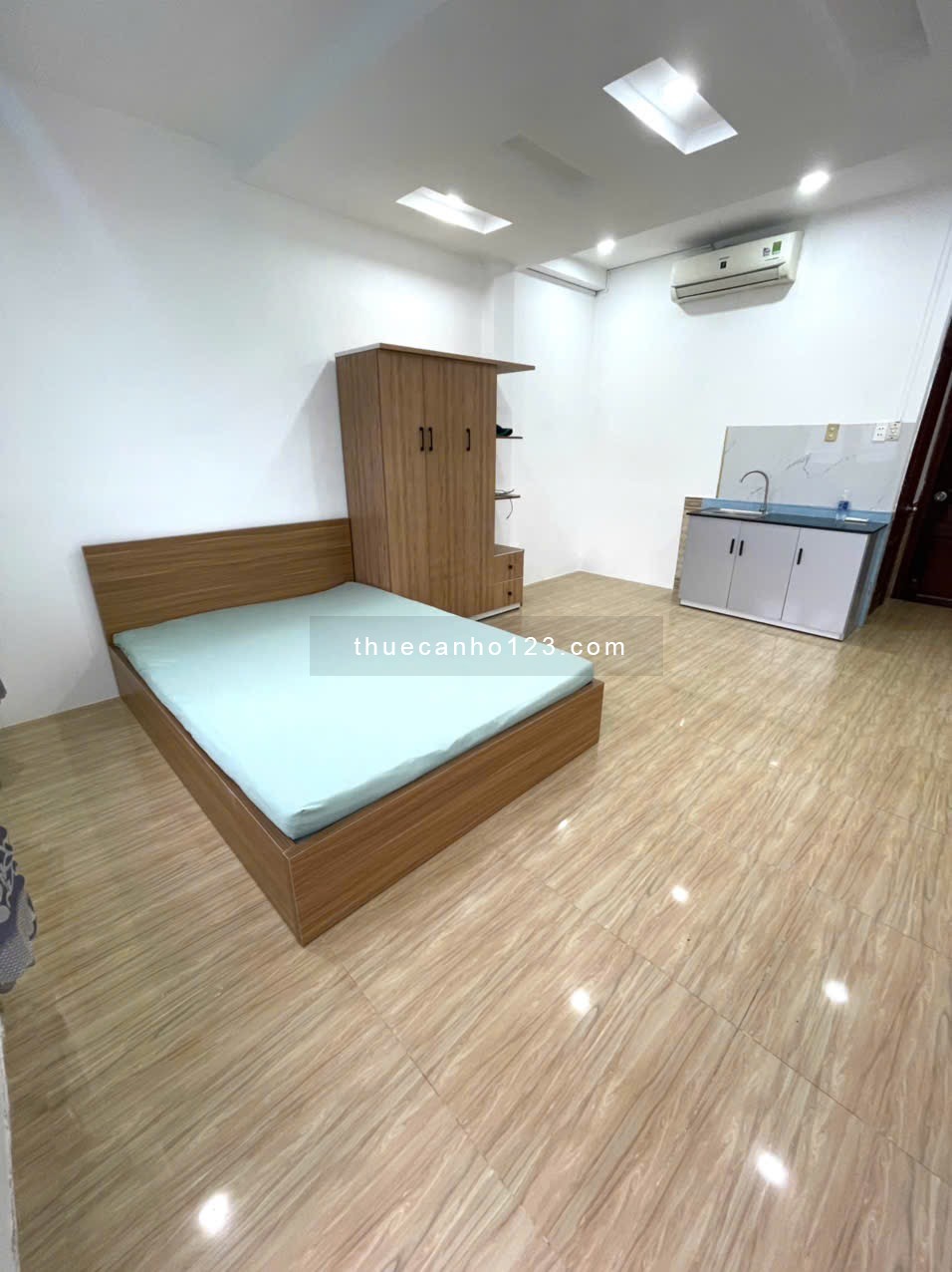 Cho thuê căn hộ Studio Ban công View xem pháo hoa Q4 gần ĐH Nguyễn Tất Thành, ĐH Luật, cầu Khánh Hội