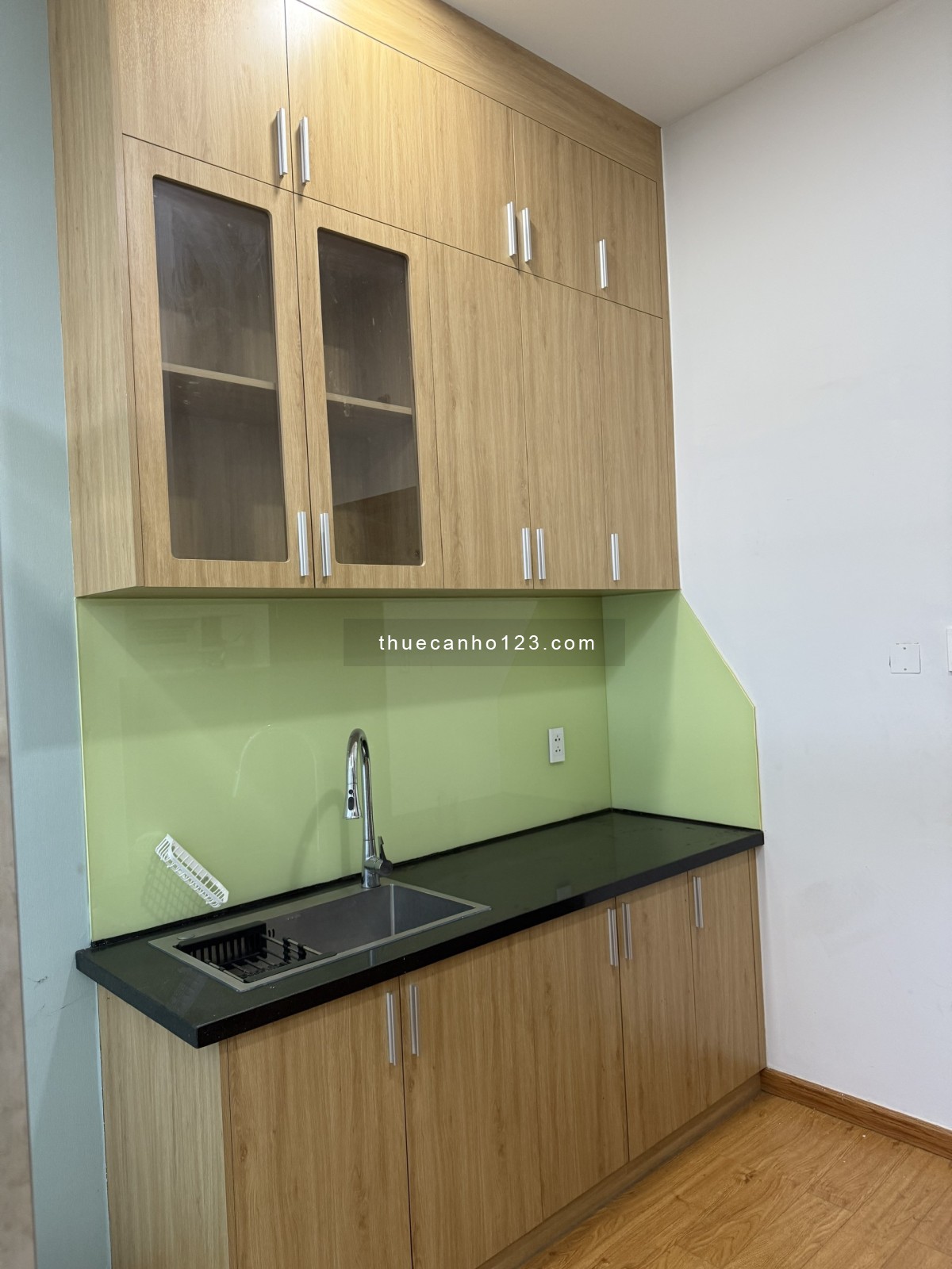 Cho thuê Căn Officetel rộng tới 48m2, mà giá chỉ 12 triệu, nội thất văn phòng. tại The Sun Avenue