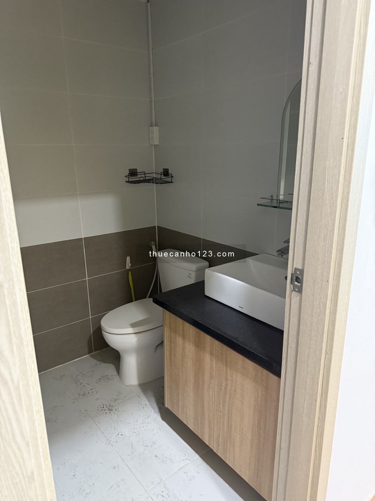 Cho thuê Căn Officetel rộng tới 48m2, mà giá chỉ 12 triệu, nội thất văn phòng. tại The Sun Avenue