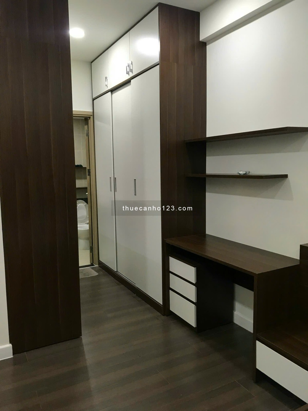 Cho thuê 2 phòng ngủ view sông 76m2, Nội thất đầy đủ. giá Chỉ 17 triệu. tại The Sun Avenue