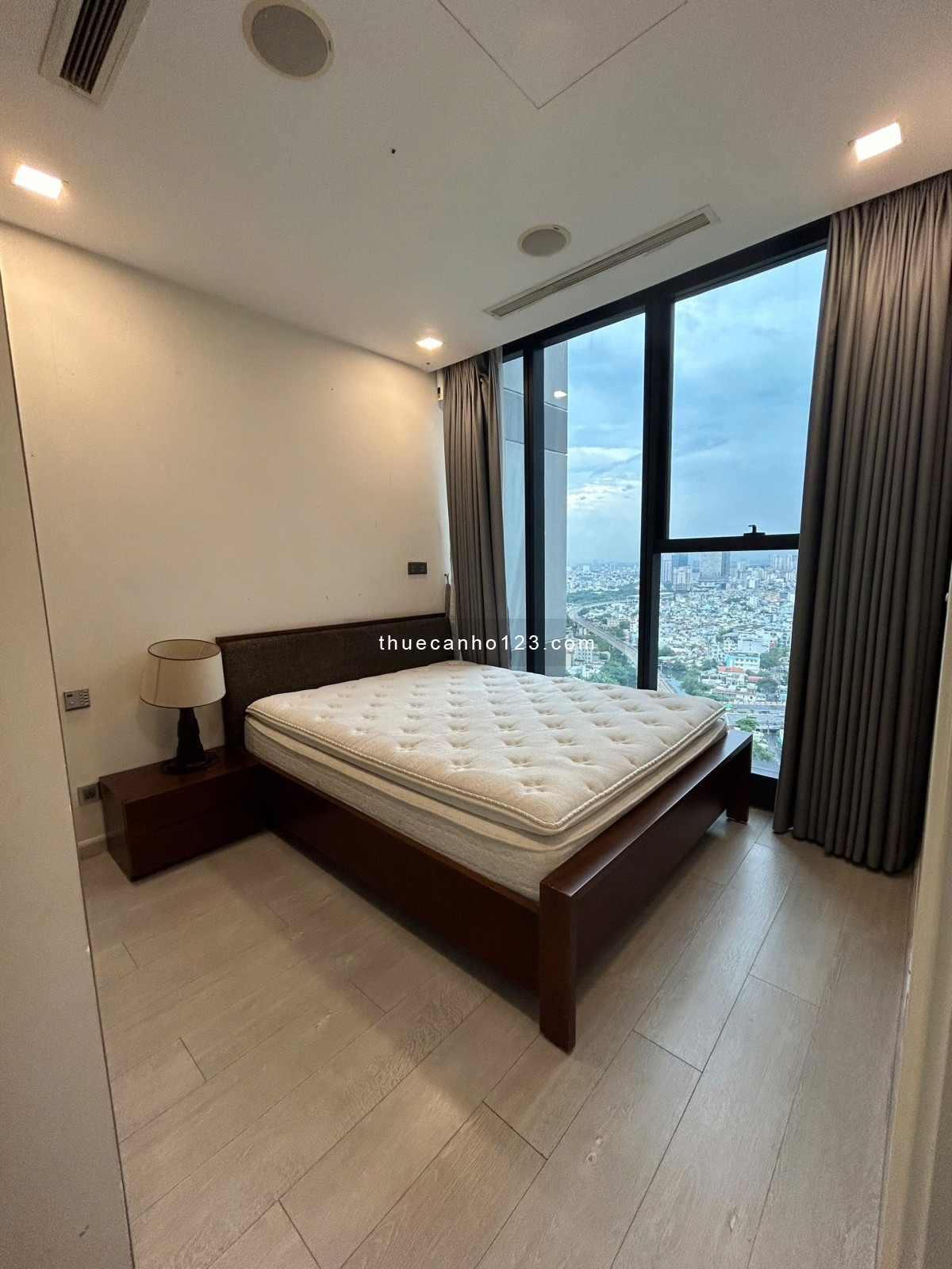 VINHOMES GOLDEN RIVER Q1 { Cho thuê căn hộ cao cấp 1 phòng ngủ }