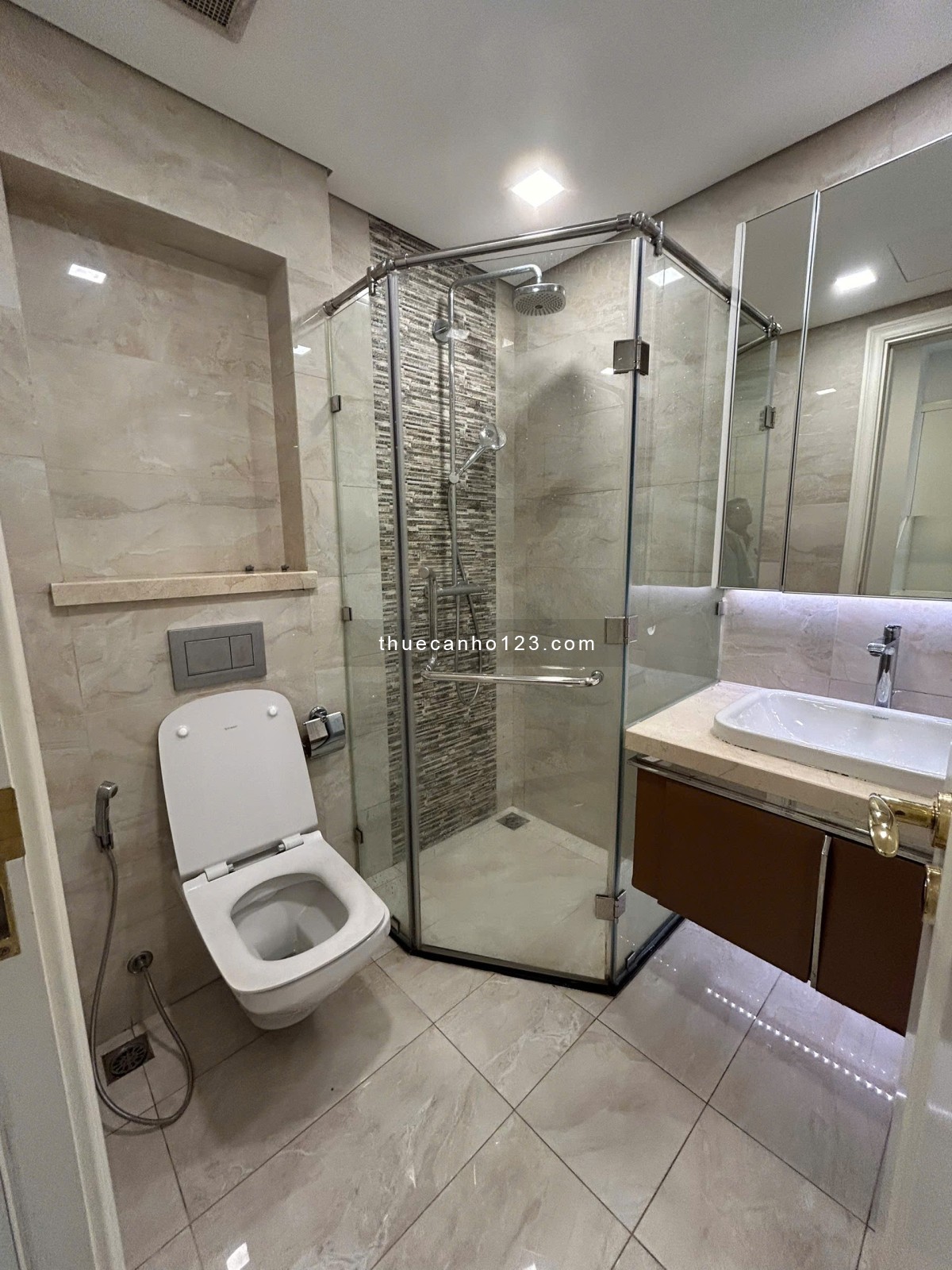 VINHOMES GOLDEN RIVER Q1 { Cho thuê căn hộ cao cấp 1 phòng ngủ }