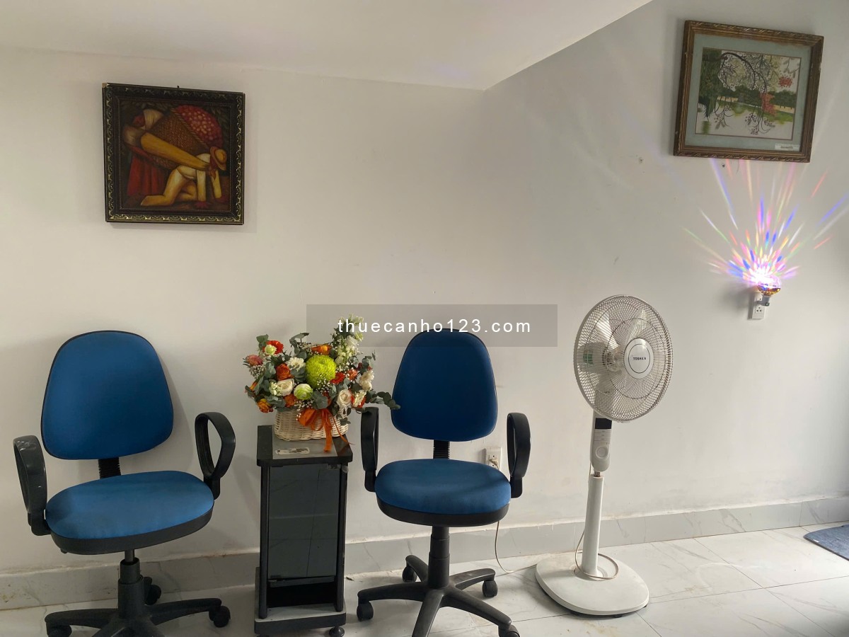 Cho thuê căn duplex đường CMT8 trung tâm Quận 3, ban công nhìn ra tòa nhà Viettel