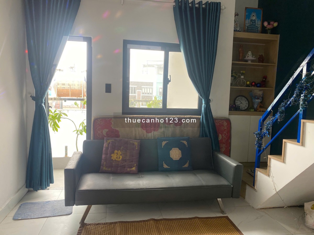 Cho thuê căn duplex đường CMT8 trung tâm Quận 3, ban công nhìn ra tòa nhà Viettel