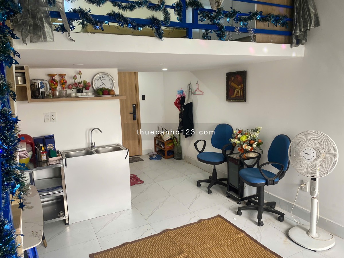 Cho thuê căn duplex đường CMT8 trung tâm Quận 3, ban công nhìn ra tòa nhà Viettel