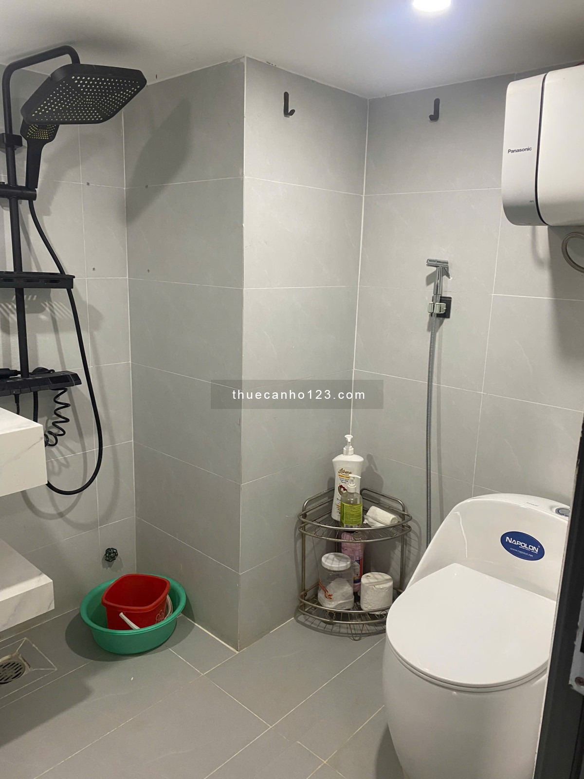 Cho thuê căn duplex đường CMT8 trung tâm Quận 3, ban công nhìn ra tòa nhà Viettel