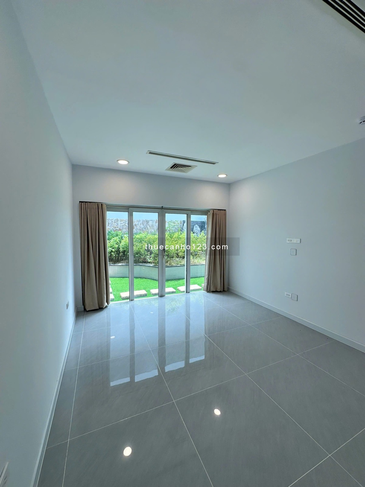 Chính chủ cần cho thuê penthouse cao ốc Phú Nhuận – 370m², 4pn, 4wc – Nội thất cơ bản – Giá 32tr/th