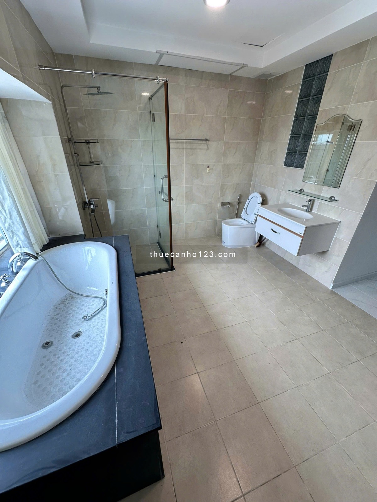 Chính chủ cần cho thuê penthouse cao ốc Phú Nhuận – 370m², 4pn, 4wc – Nội thất cơ bản – Giá 32tr/th
