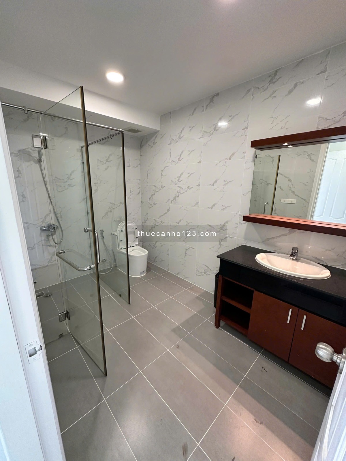 Chính chủ cần cho thuê penthouse cao ốc Phú Nhuận – 370m², 4pn, 4wc – Nội thất cơ bản – Giá 32tr/th