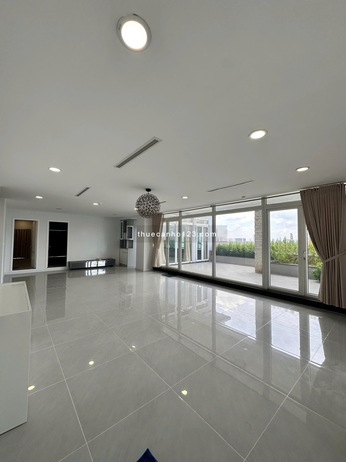 Chính chủ cần cho thuê penthouse cao ốc Phú Nhuận – 370m², 4pn, 4wc – Nội thất cơ bản – Giá 32tr/th