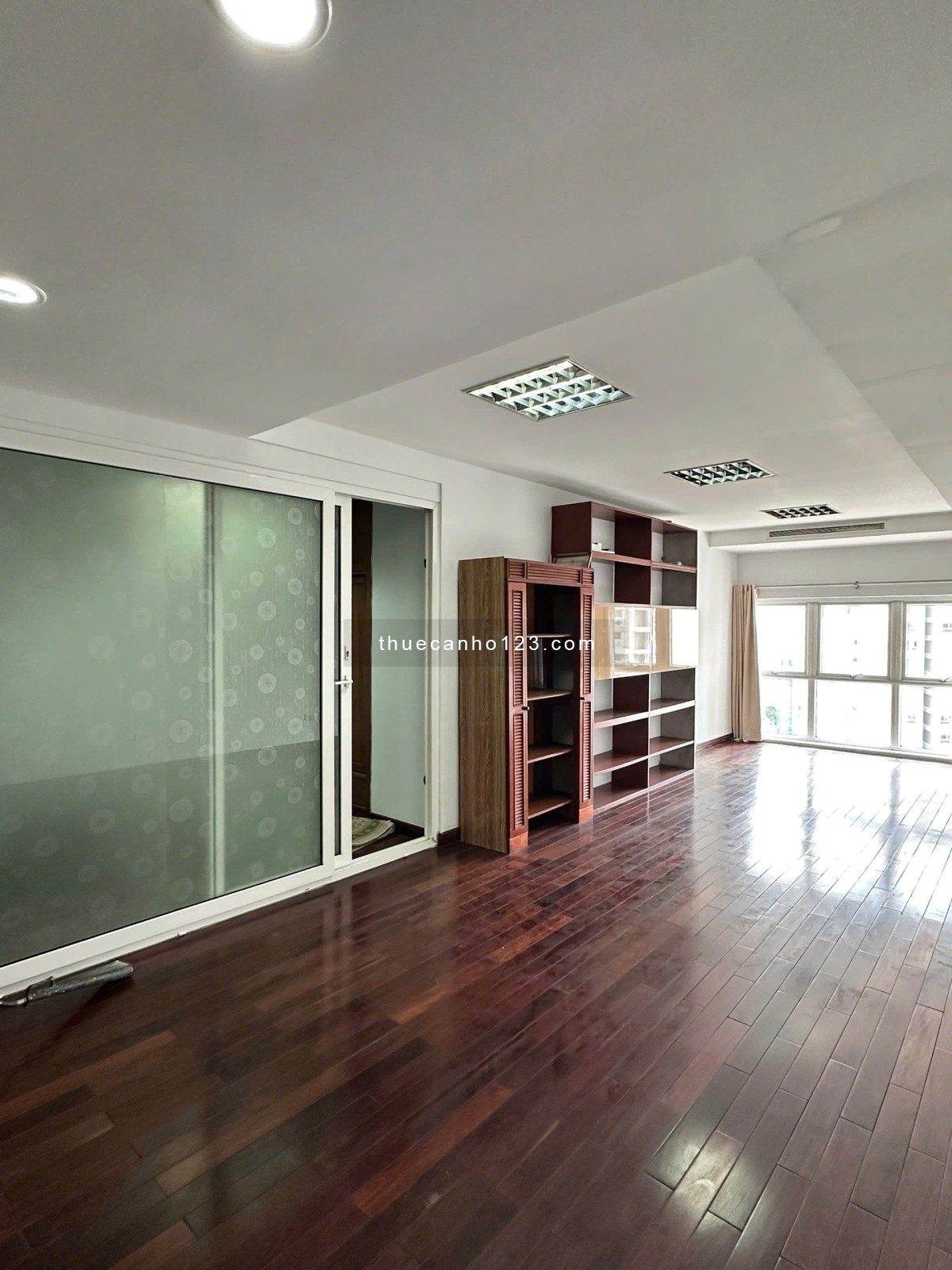 Chính chủ cần cho thuê penthouse cao ốc Phú Nhuận – 370m², 4pn, 4wc – Nội thất cơ bản – Giá 32tr/th