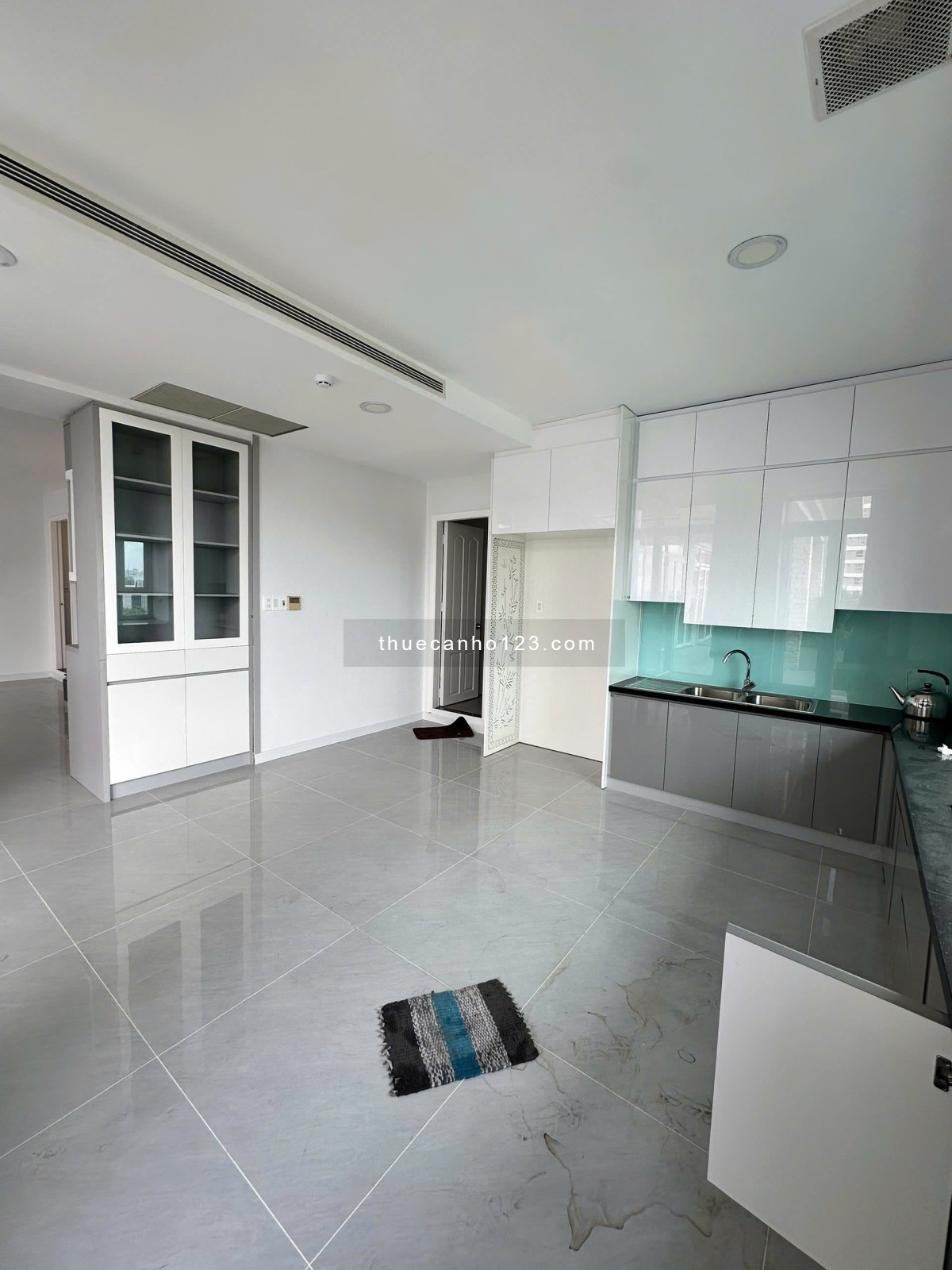 Chính chủ cần cho thuê penthouse cao ốc Phú Nhuận – 370m², 4pn, 4wc – Nội thất cơ bản – Giá 32tr/th