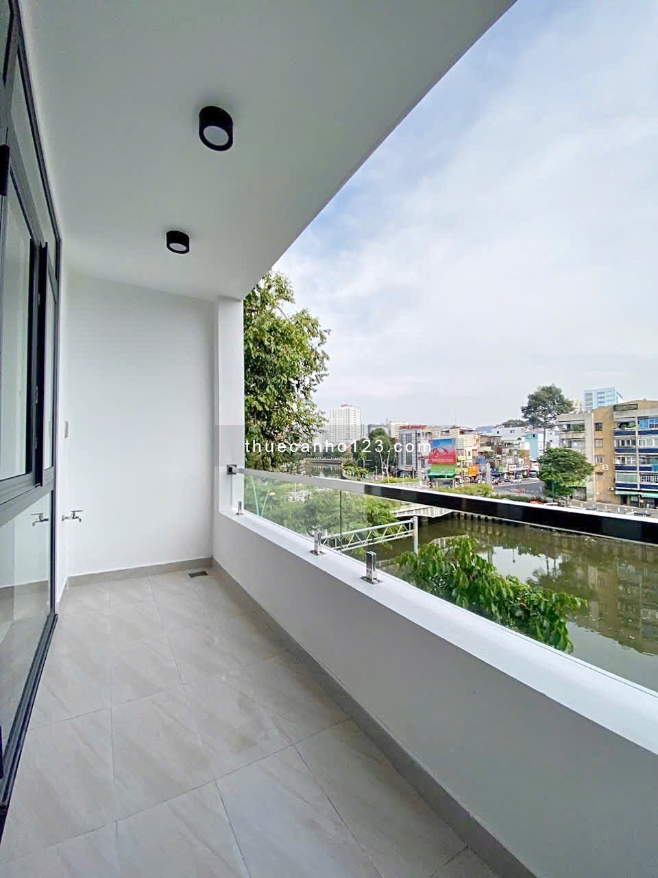 Bóc Seal Căn Hộ Ban Công Sát Bờ Kè Trường Sa_Cầu Lê Văn Sỹ_Vòng Xoay Dân Chủ_Viettel Tower_Quận 3