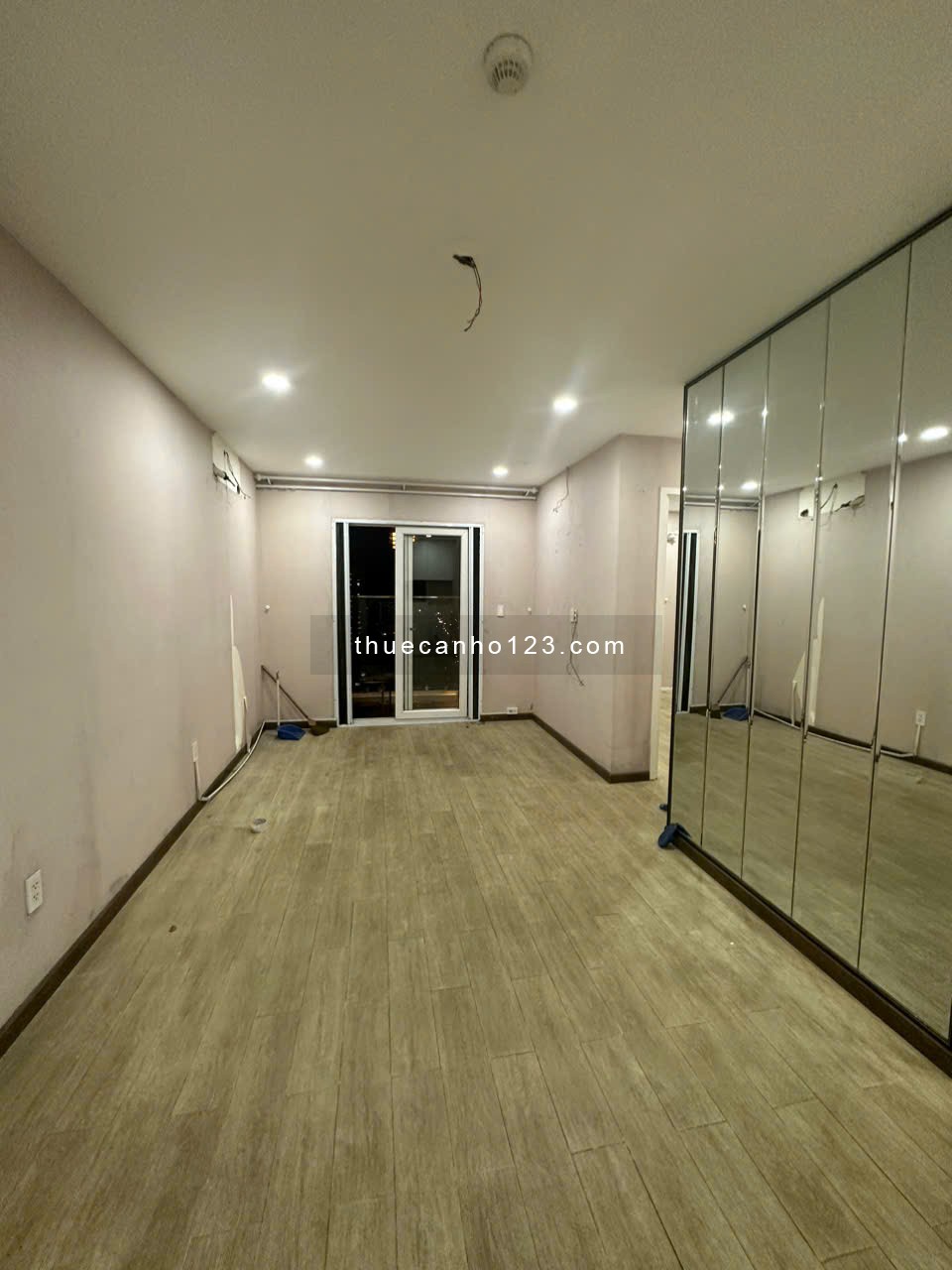 Cho thuê căn góc 2 phòng ngủ, có thể dọn vào ở liền. LH: 0907383186 Châu