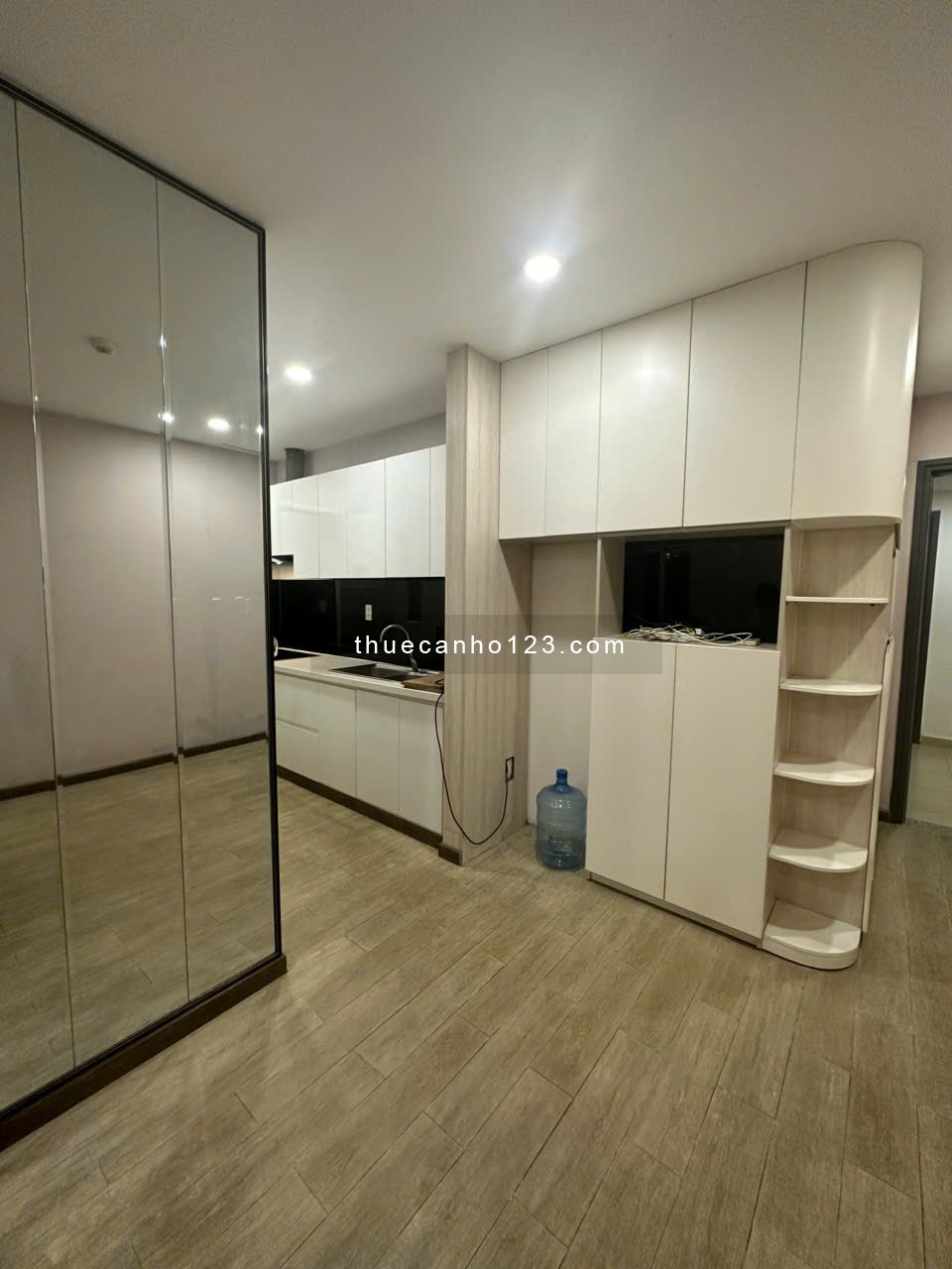 Cho thuê căn góc 2 phòng ngủ, có thể dọn vào ở liền. LH: 0907383186 Châu