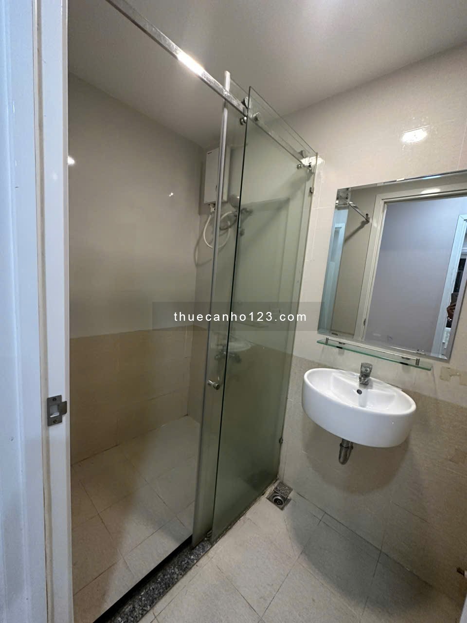 Cho thuê căn góc 2 phòng ngủ, có thể dọn vào ở liền. LH: 0907383186 Châu