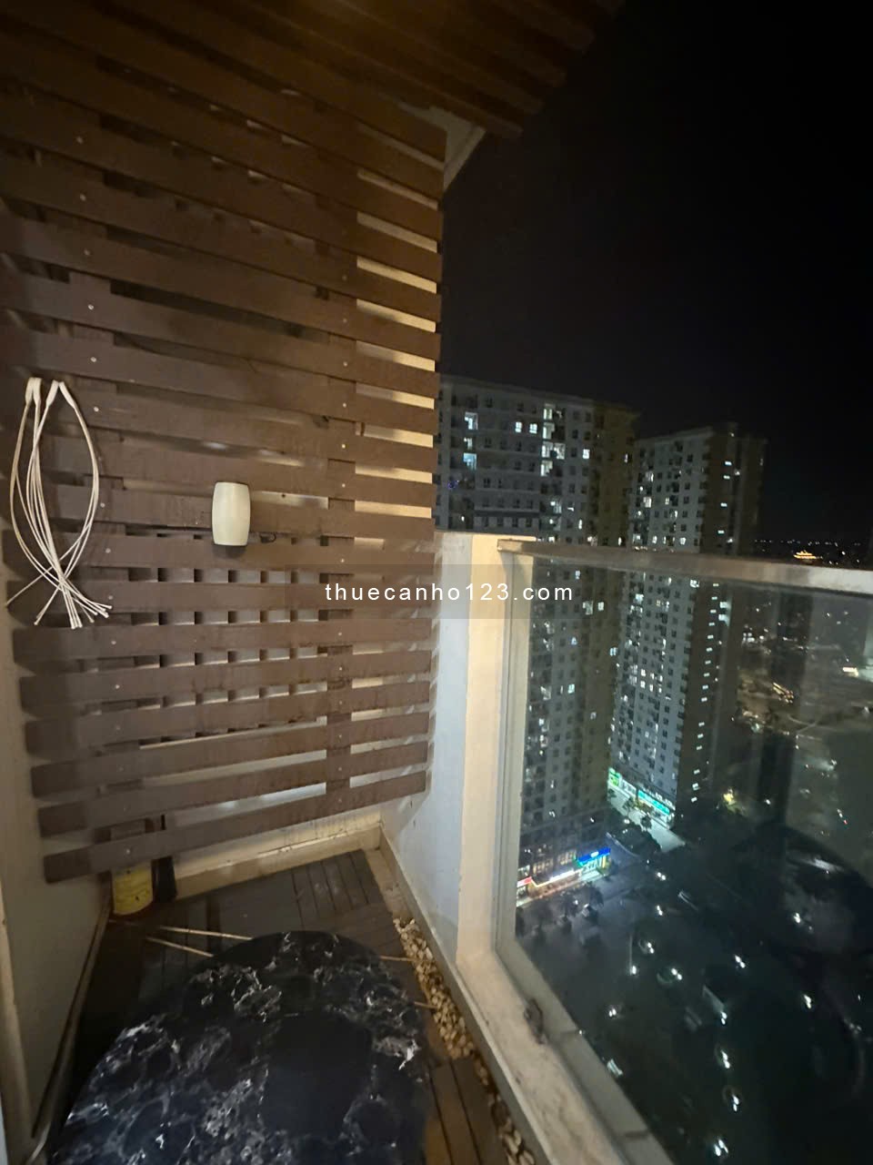 Cho thuê căn góc 2 phòng ngủ, có thể dọn vào ở liền. LH: 0907383186 Châu