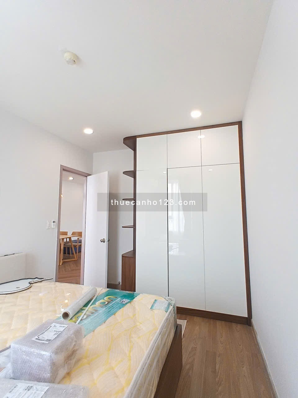 Cho thuê gấp căn hộ Q4 - Bến Vân Đồn, view BITEXCO, FULL nột thất, giá 15,5tr/tháng, 14tr5/ tháng