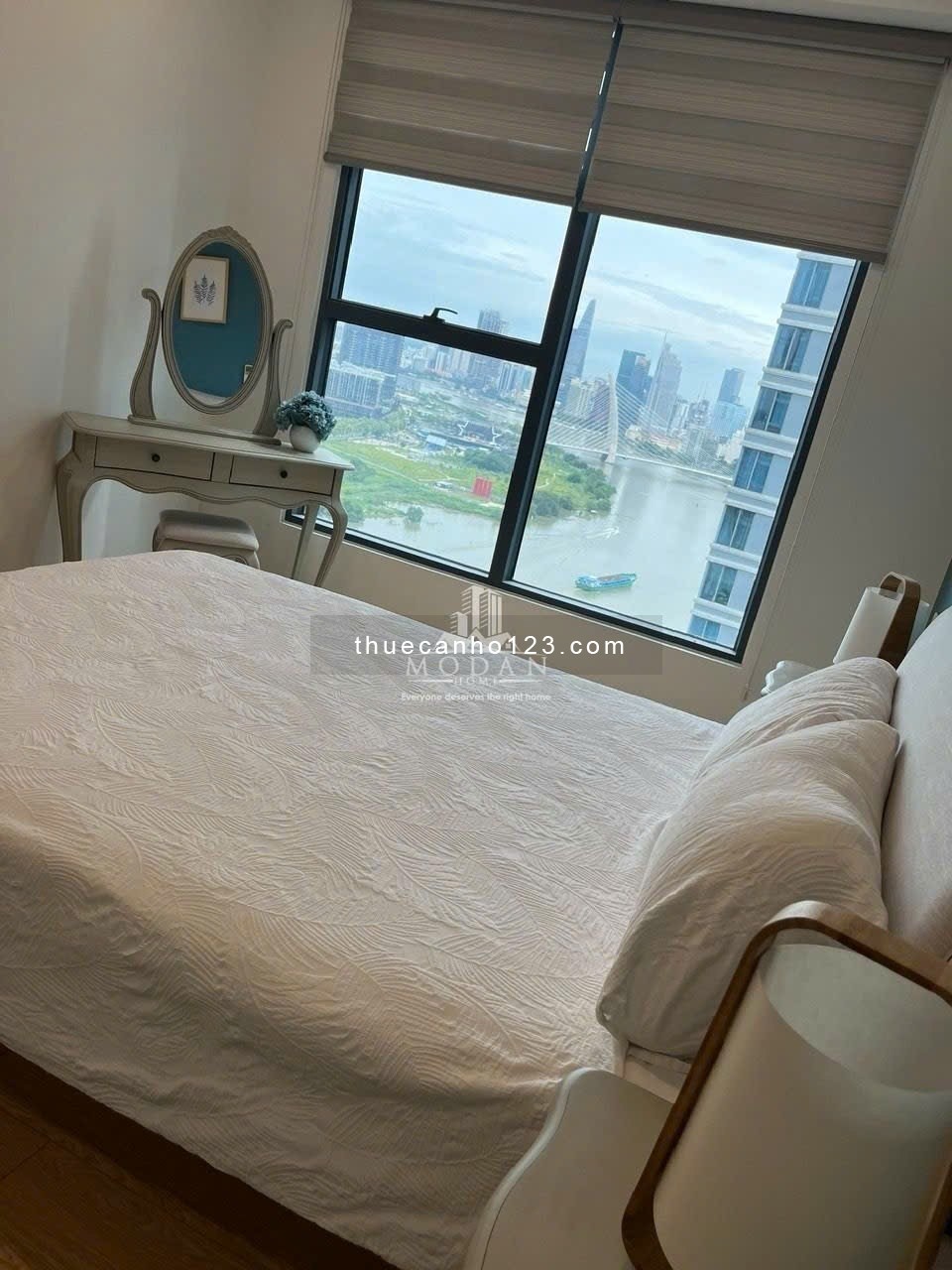 Cho thuê Sunwah Pearl 103m2, 2 phòng ngủ, full nội thất, có bồn tắm, view sông, tầng cao.