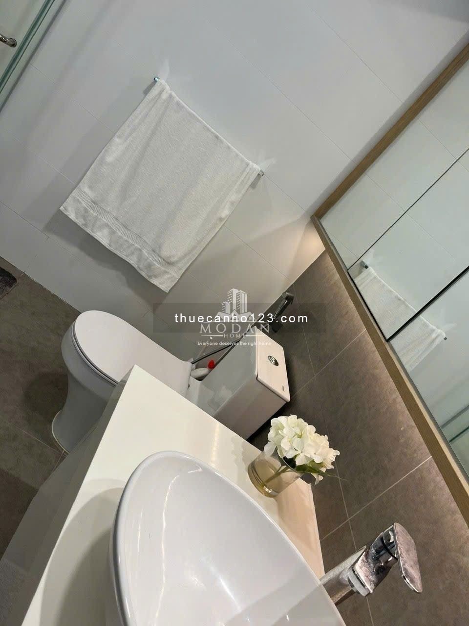 Cho thuê Sunwah Pearl 103m2, 2 phòng ngủ, full nội thất, có bồn tắm, view sông, tầng cao.