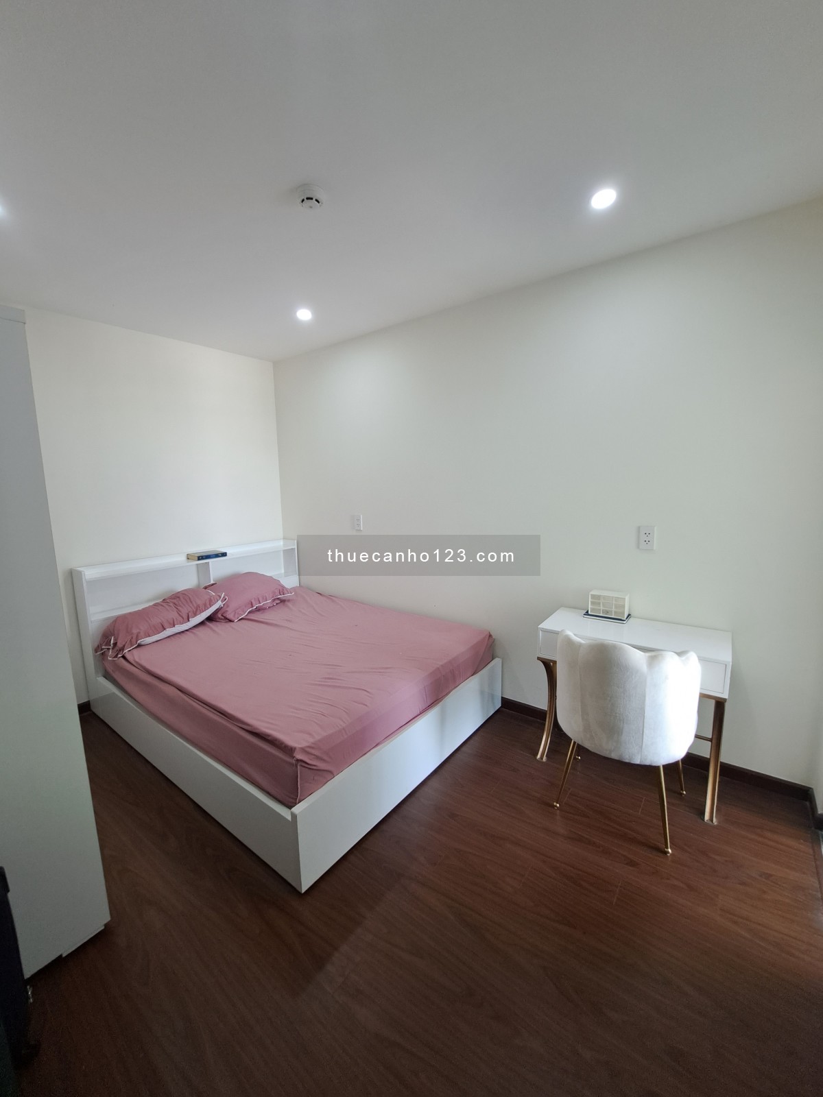 Cần cho thuê căn hộ Goldora Plaza 2 PN, 1WC, đầy đủ nội thất