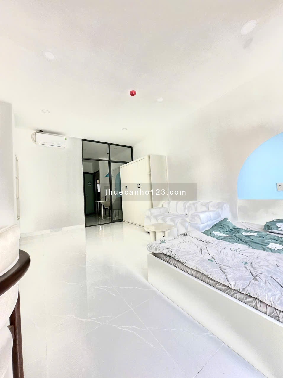 Cho Thuê Căn Hộ Dịch Vụ Full Nội Thất Ban Công Lớn nằm ở Trung Tâm Bình Thạnh, ngay Ngã Tư Hàng Xanh