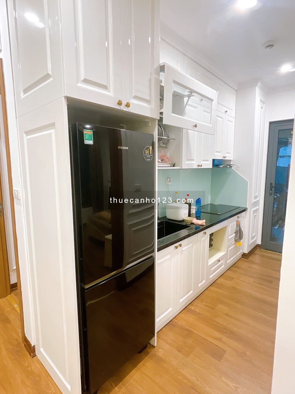 Cho thuê chung cư cao cấp căn góc đẹp thoáng mát đủ nọi thất.